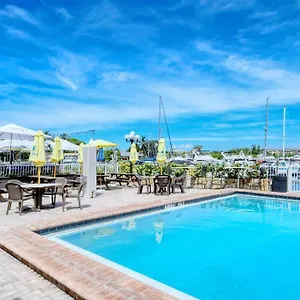  Apartment Waterfront, Pool, Tiki Bar & Grill, Gym, Location!